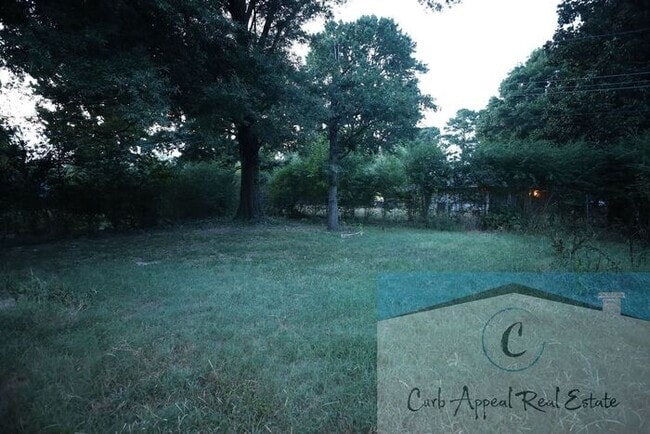 Building Photo - Move in special $800!! Recently renovated ...