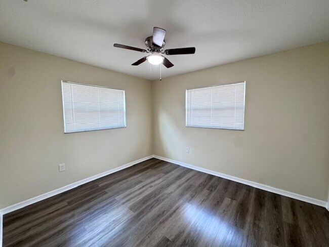 Building Photo - Charming 3/2 with Modern Updates