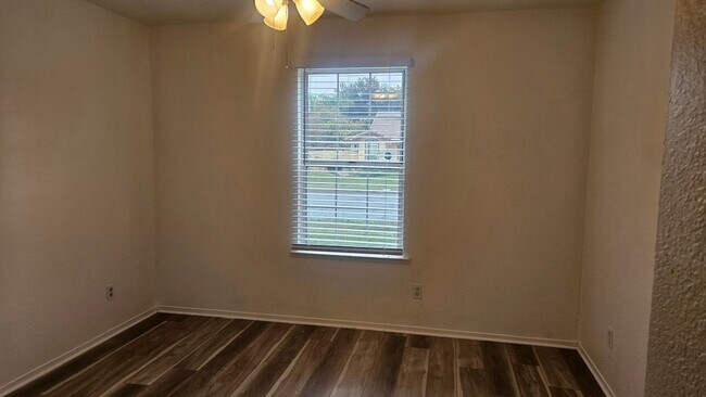 Building Photo - Great NW home with POOL & SOLAR!