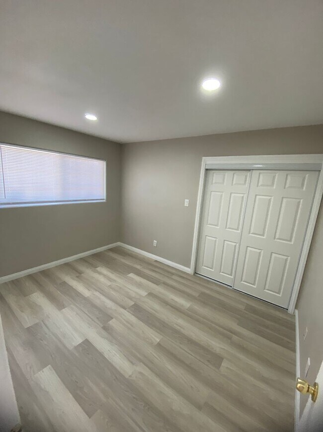 Building Photo - 2p2106