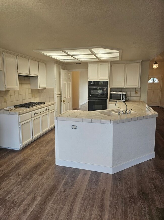 Building Photo - COMPLETELY REMODELED 3 BEDROOM HOUSE IN W. ROSEVILLE!!
