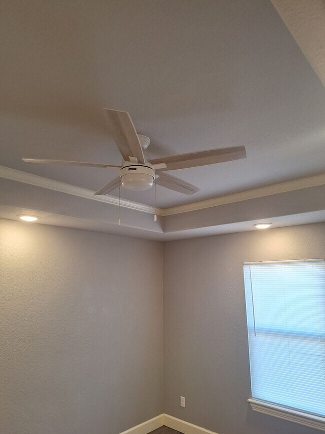 Building Photo - 3 bedroom Duplex with Move in special