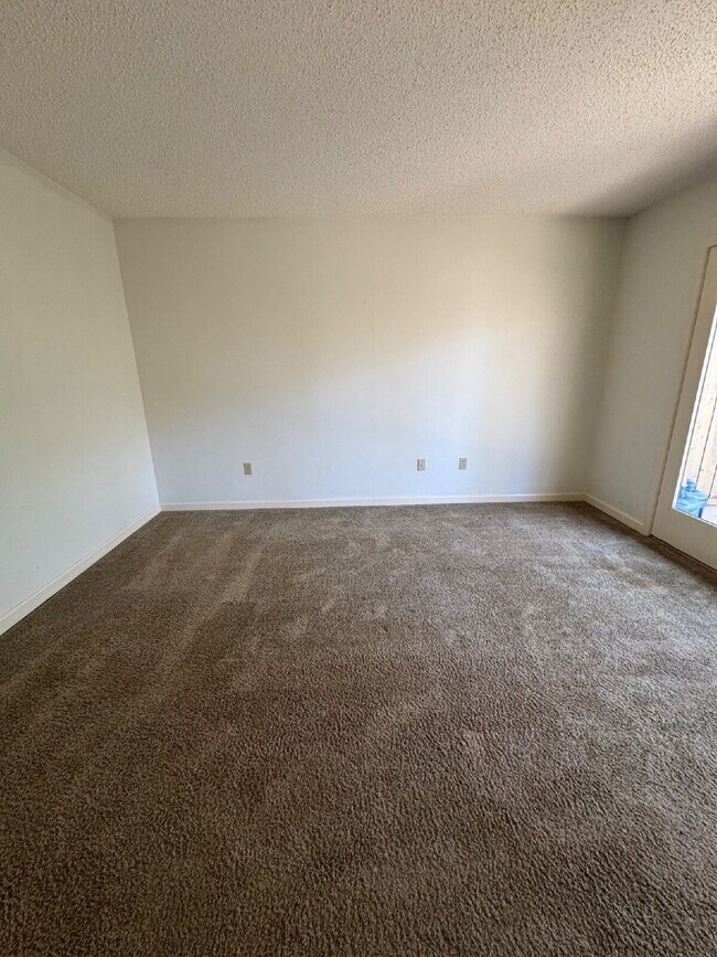 Building Photo - "Charming 2-Bedroom Condo with Cozy Fireplace in Hendersonville – 1603 Sq Ft of Comfort!"