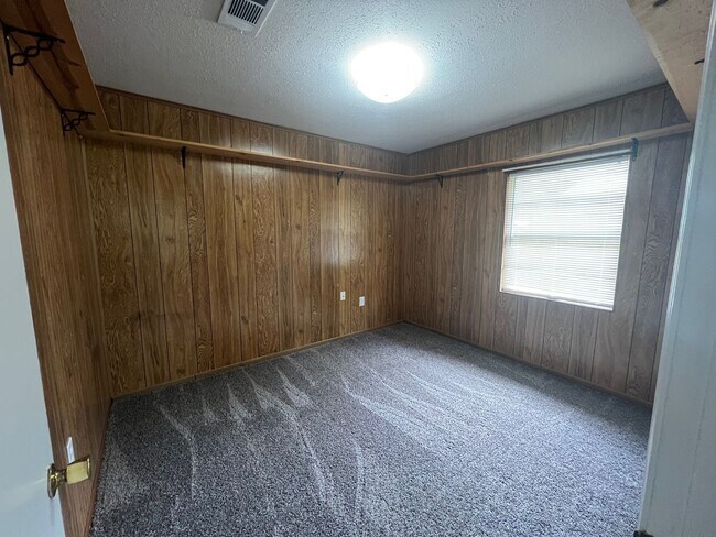 Building Photo - 3 bedroom 1 bathroom in Northport