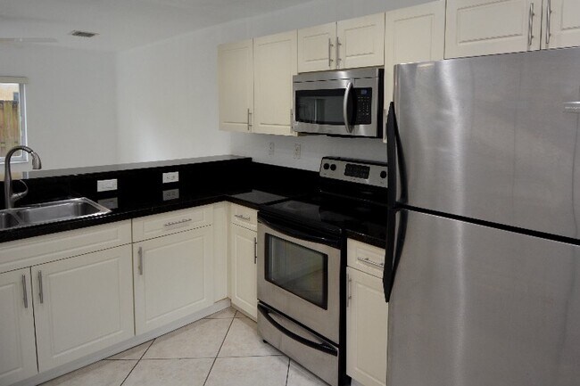 Building Photo - 324 NE 3rd St