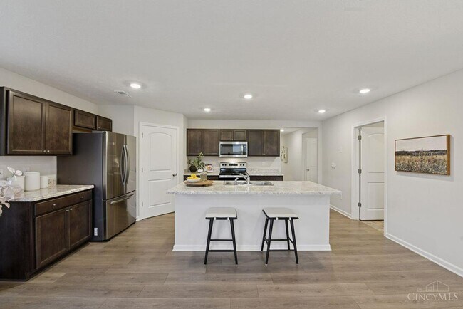Building Photo - 5001 Lakeview Dr