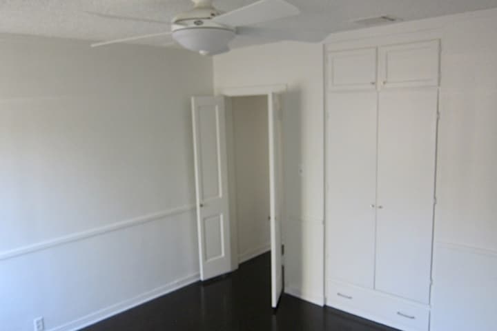 Front Bedroom (unfurnished) - 4927 Forman Ave