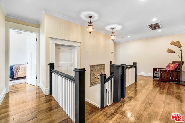 Building Photo - 2049 N Berendo St