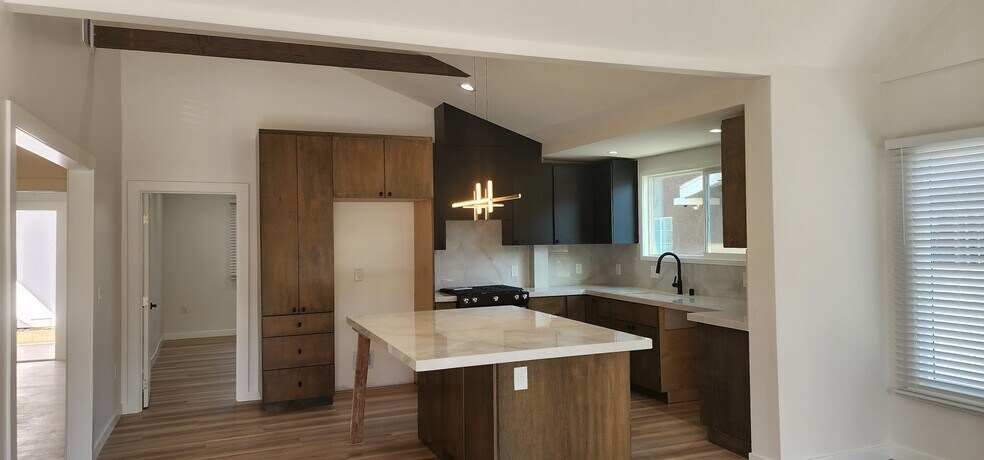 Building Photo - 950 N Kingsley Dr