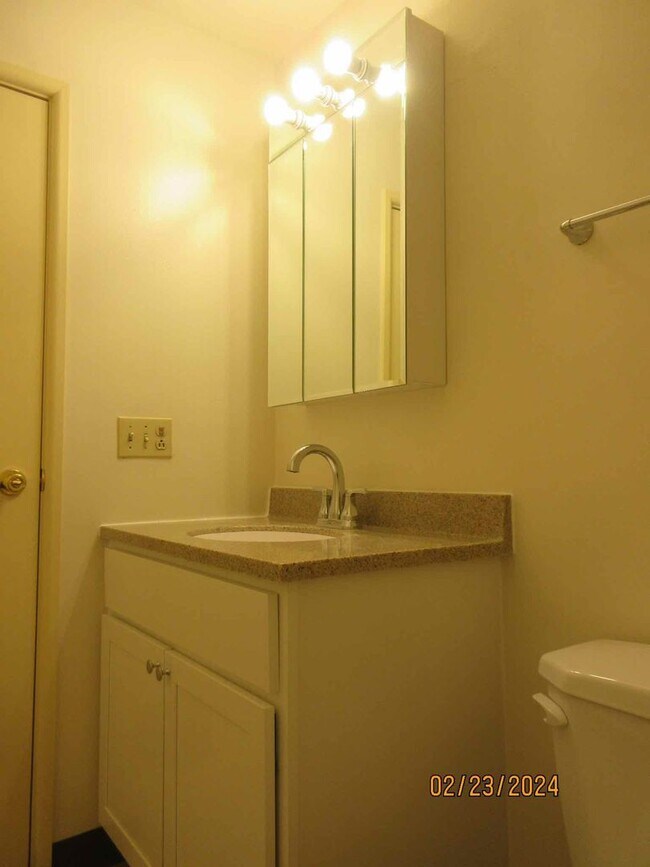 Building Photo - Spacious 2 bedroom + den in Germantown!