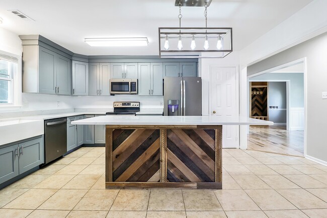 Building Photo - 2129 Agecroft Rd