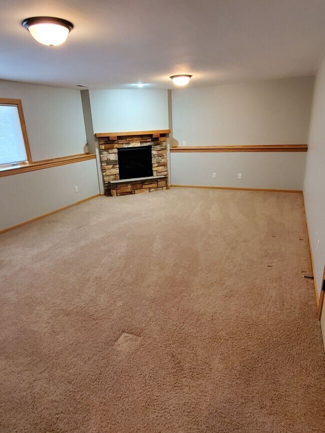 Building Photo - Beautiful 4 bedroom pet friendly house on ...