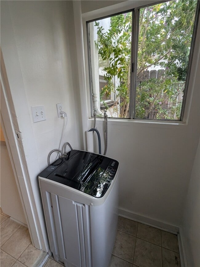 Building Photo - 233 Flower St