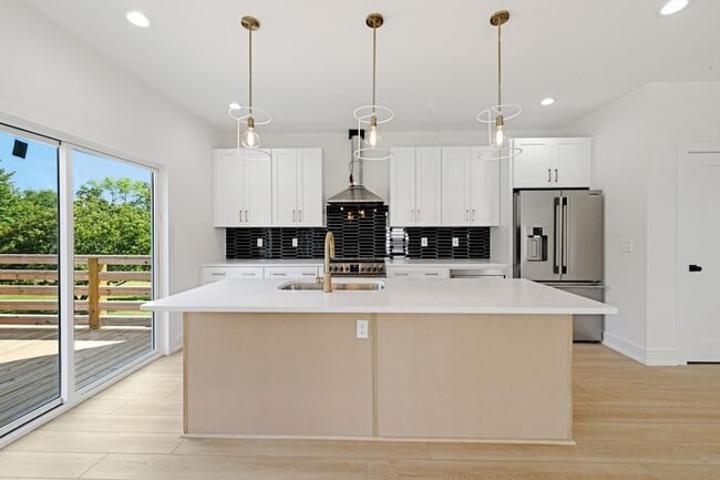 Building Photo - 1008 Fontaine Dr