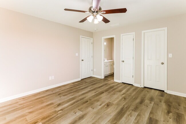 Building Photo - 450 Lake Shore Ct