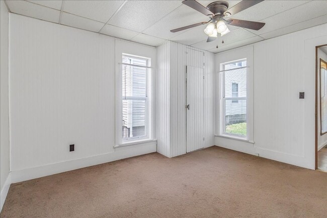 Building Photo - short term lease available