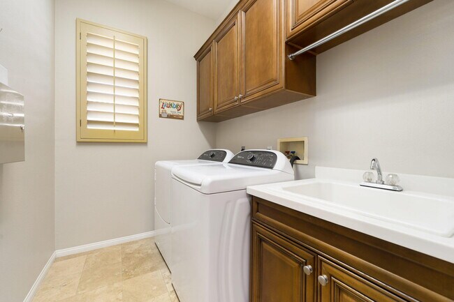Building Photo - 60602 Juniper Ln