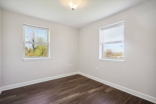 Building Photo - Lovely 3 BR/2 BA Condo in Barry Farm!