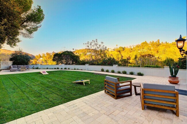 Building Photo - Fully Furnished Luxurious Spanish Mediterranean Villa in Hollywood Hills: 4-Bedroom, 2.5-Bath Ret...