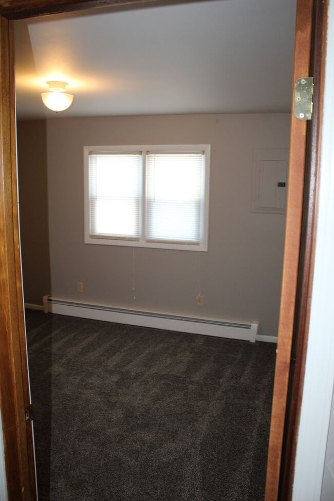 Building Photo - Available Now! 2 Bedroom 1 Bath home in Bu...