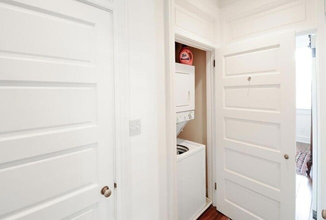 Building Photo - 61 Queen St