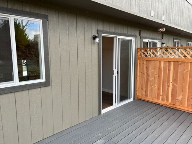 Building Photo - 2 BEDROOM/ 2 LEVELS TOWNHOME (Down the hill in front of Taco Bell in Phoenix Oregon)