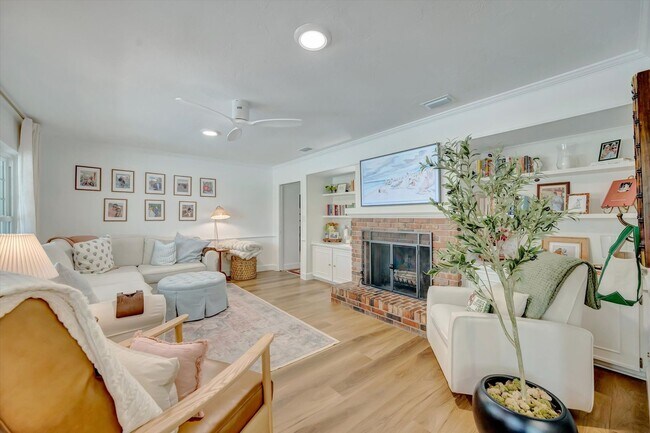 Building Photo - Luxury 5 Bed/4 Bath Pool Home on a Golf Course in Central Sarasota