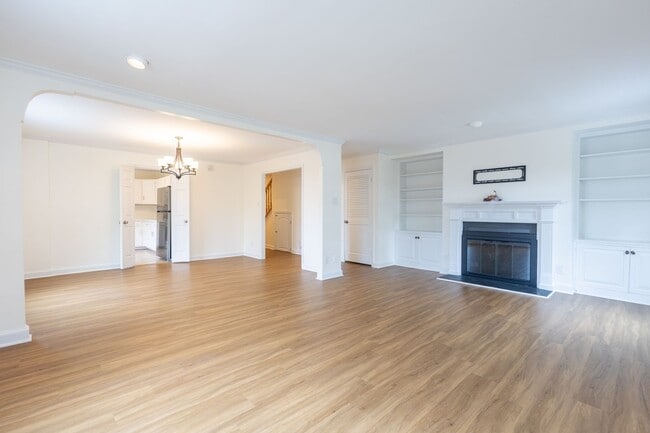 Building Photo - Charming 3 BR/2.5 BA 2-Level Condo in Cath...