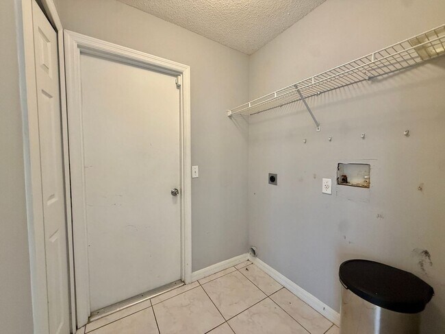 Building Photo - 220 Canterbury Ct
