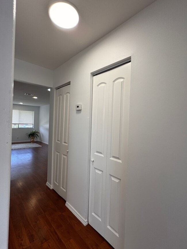 Building Photo - 2 Bed 1 Bath - Spacious w/ Great Natural L...