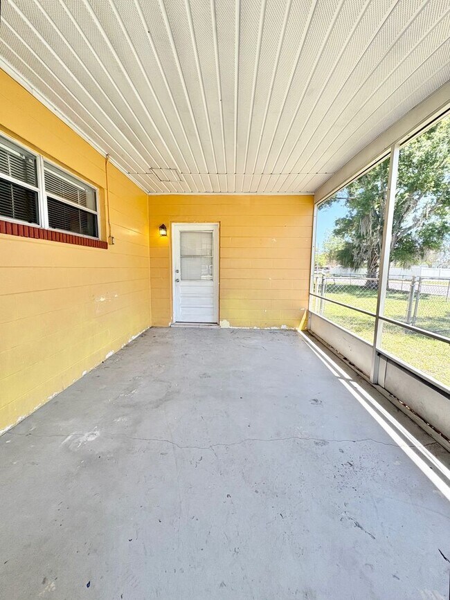 Building Photo - Charming 2 Bedroom Home with Fenced Yard & Screened Patio – Prime Location!