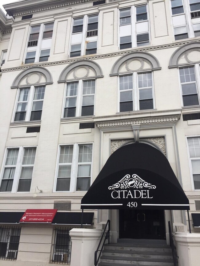 Building Photo - 450 7th St