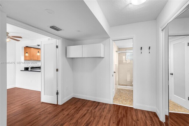 Building Photo - 716 Michigan Ave