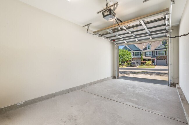Building Photo - 3 Bedroom Townhouse in Braddock Park Community - Available May 8!