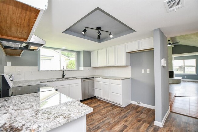 Building Photo - 17022 Quail Park Dr
