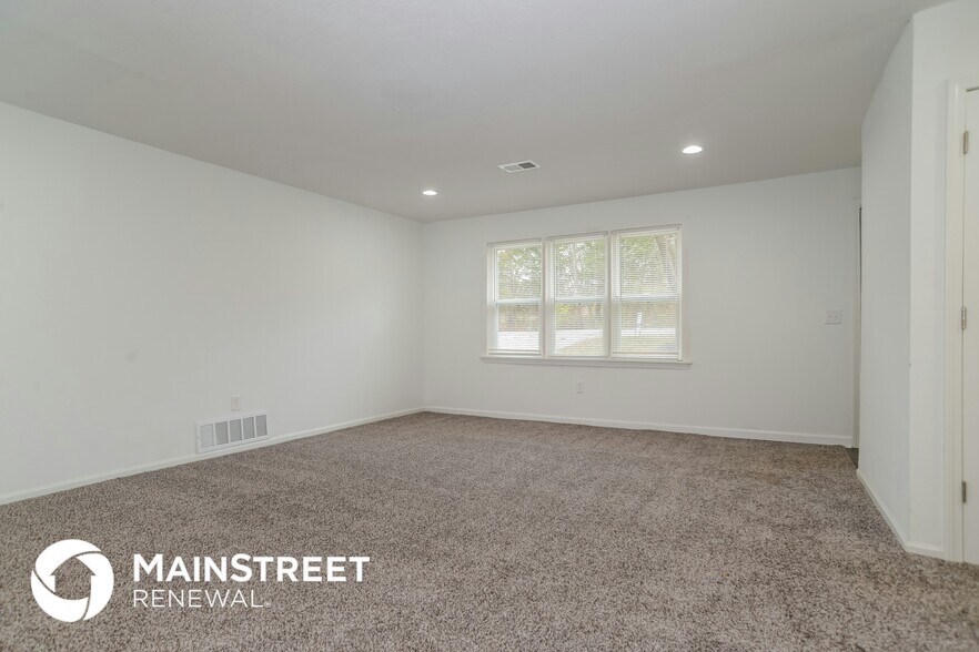 Building Photo - 7411 NW Oak Dr