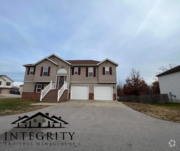 Building Photo - Fenced home close to West Gate of FLW!