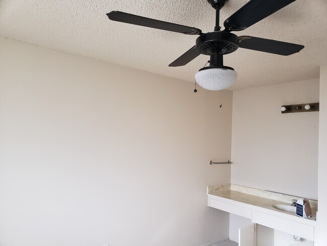 Building Photo - 2 Bedroom and 1 Bath Duplex
