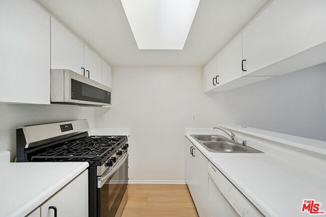 Building Photo - 870 Crenshaw Blvd