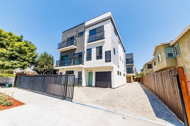 Building Photo - Luxury 3-Bed Townhome-Style Retreat in Hol...