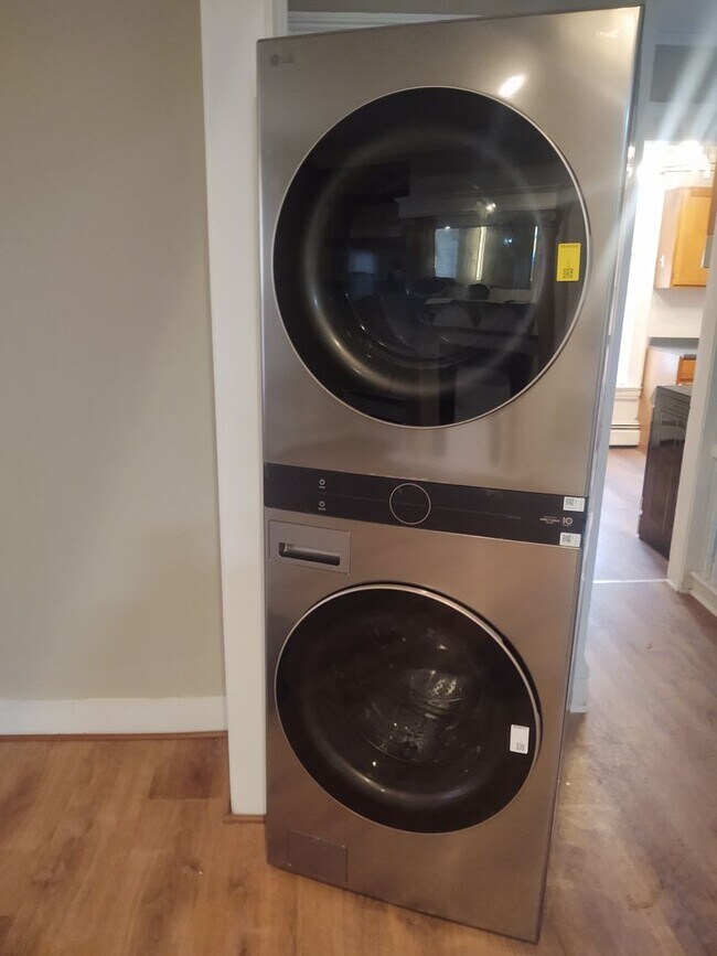 Building Photo - 3 Bedroom with off-street Parking on Park Ave