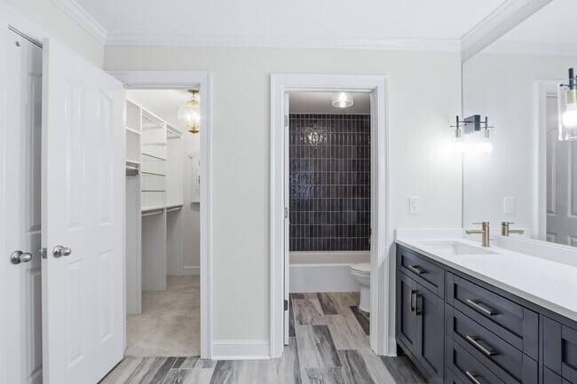 Building Photo - 5400 Park Ave