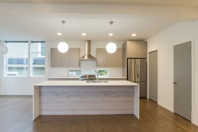 Building Photo - 3Bd/3.25Ba Seattle Home