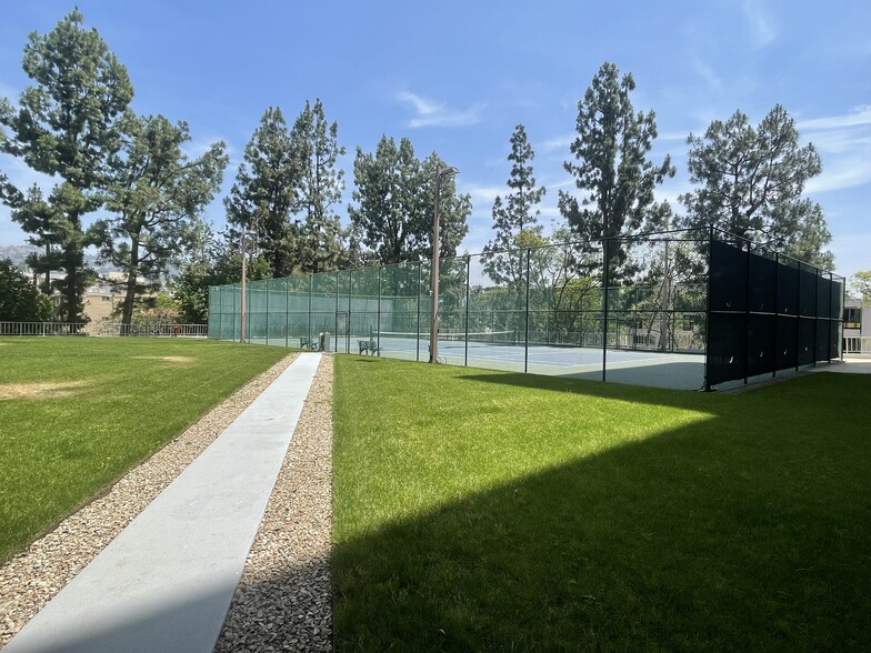 Building Photo - 100 S Doheny Dr