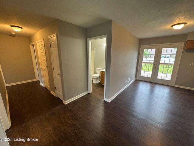 Building Photo - 576 Circle Valley Dr