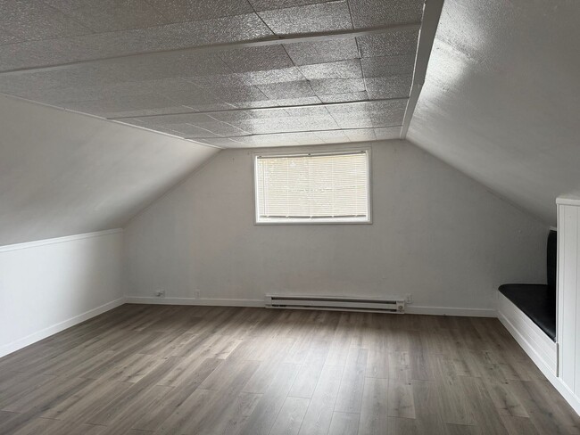 Building Photo - Updated 4 bedroom, 1 bath home in Eugene!