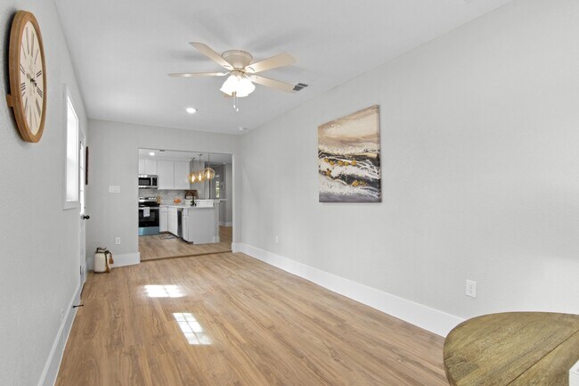 Building Photo - 15529 Pine St