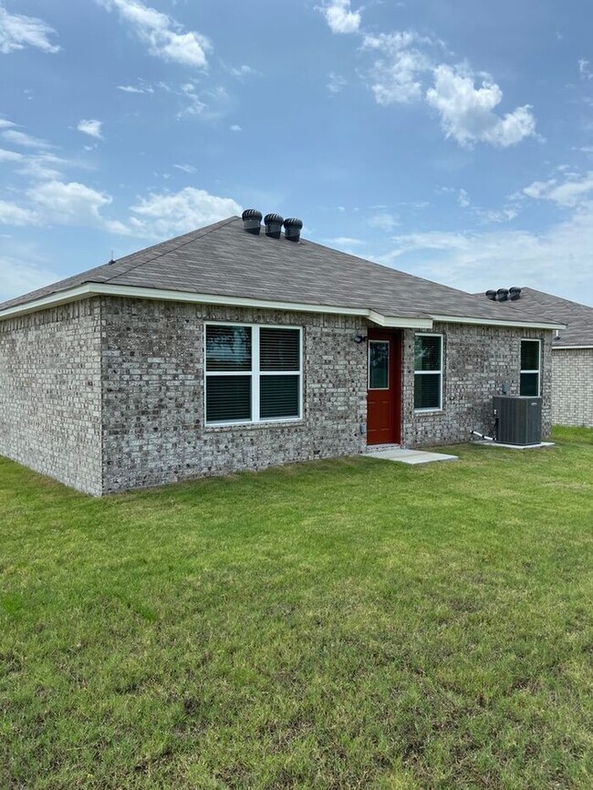 Building Photo - BRAND NEW Three Bedroom | Two Bath Home Lo...