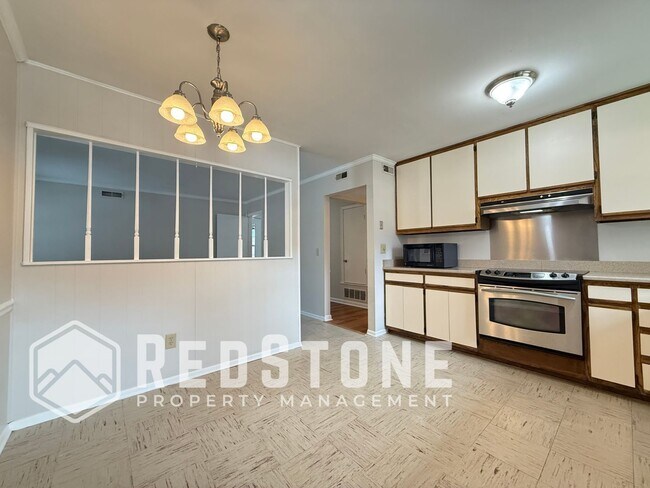 Building Photo - 136 Westview Dr