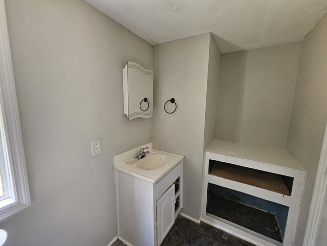 Building Photo - 539 Tindal Rd